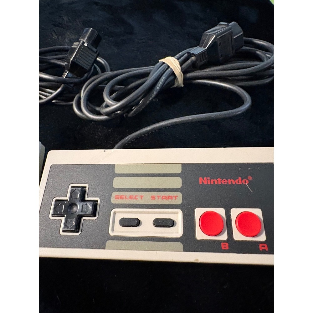 Set of 2 Original Nintendo NES Controllers Model NES-004 Vintage OEM Gamepads - Picture 2 of 4